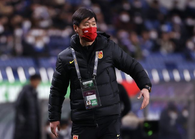 他趴我两腿中间舔我出水视频